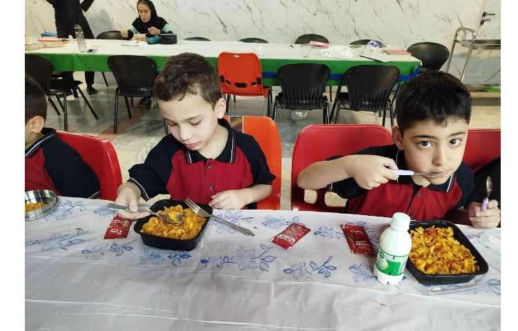 توزیع ناهار در سالن ناهار خوری 8