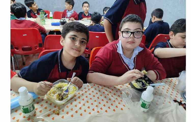 توزیع ناهار در سالن ناهار خوری 8