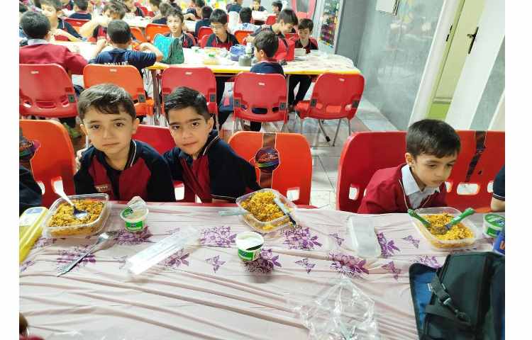 توزیع ناهار در سالن ناهار خوری 8