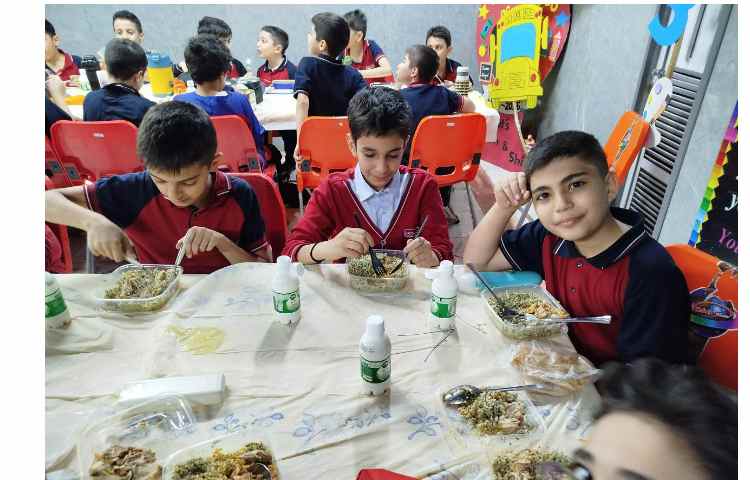 توزیع ناهار در سالن ناهار خوری 8