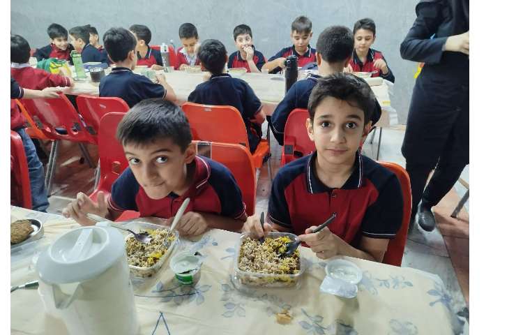 توزیع ناهار در سالن ناهار خوری 8