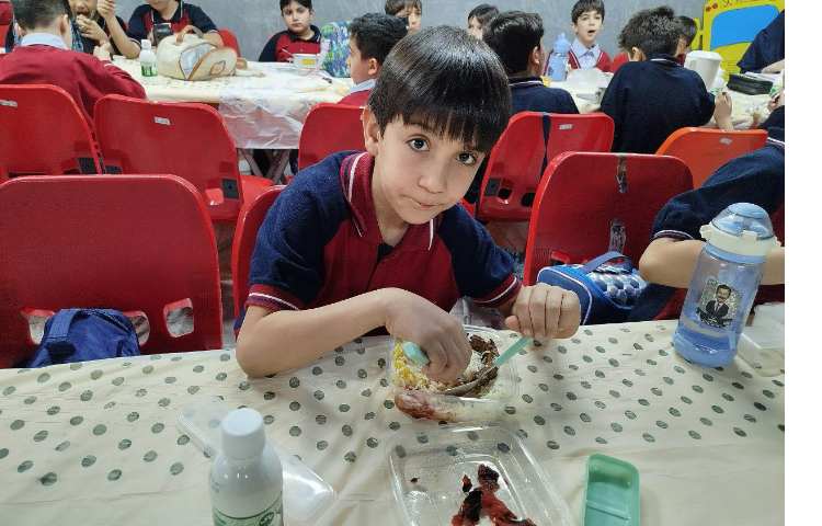 توزیع ناهار در سالن ناهار خوری 8