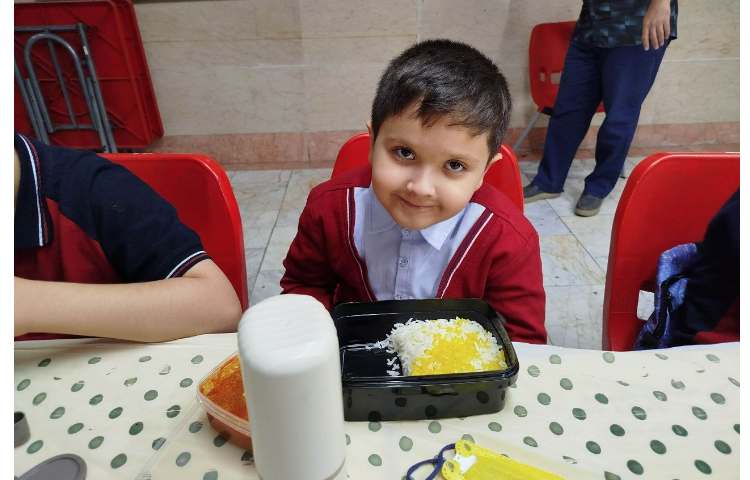 توزیع ناهار در سالن ناهار خوری 8