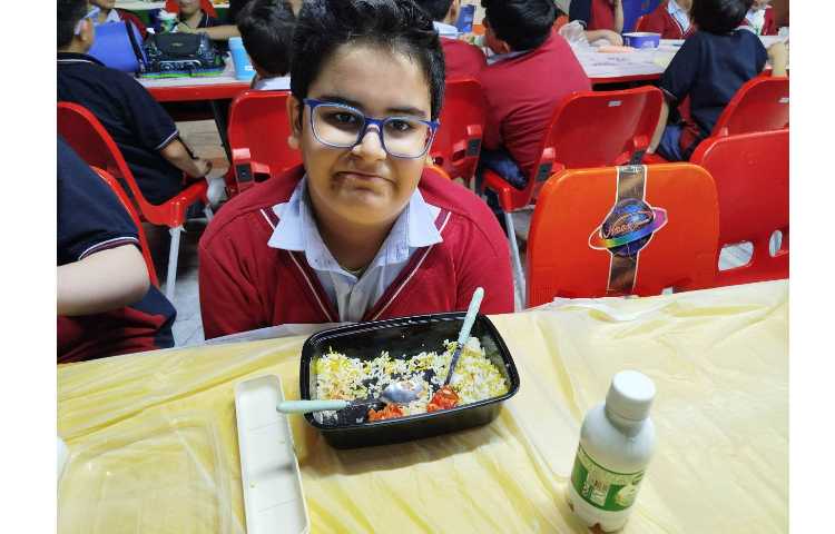 توزیع ناهار در سالن ناهار خوری 8