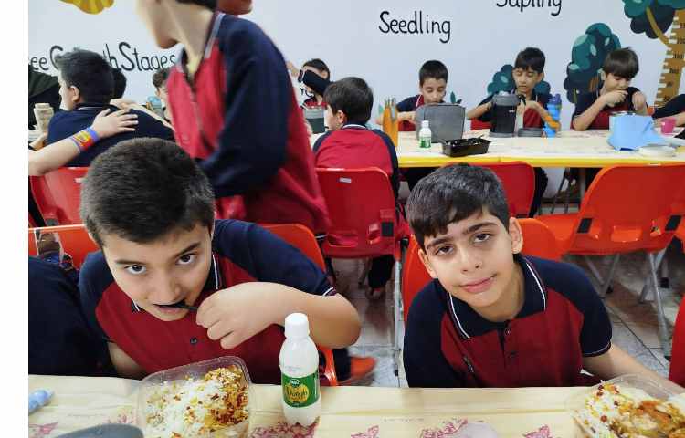 توزیع ناهار در سالن ناهار خوری 8