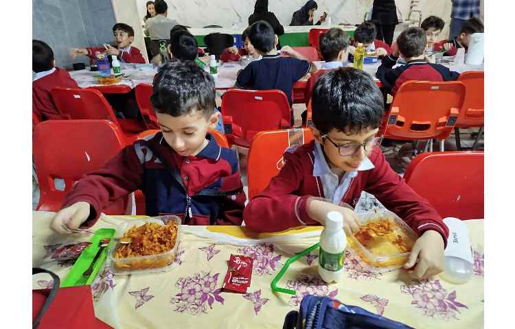 توزیع ناهار در سالن ناهار خوری 8