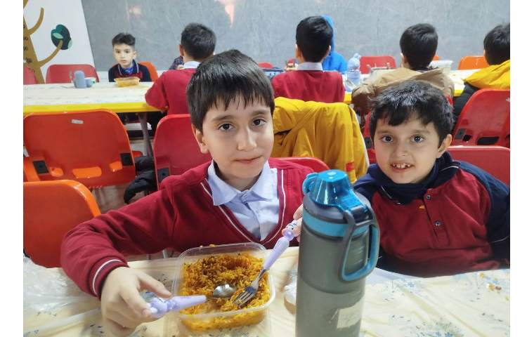 توزیع ناهار در سالن ناهار خوری 8