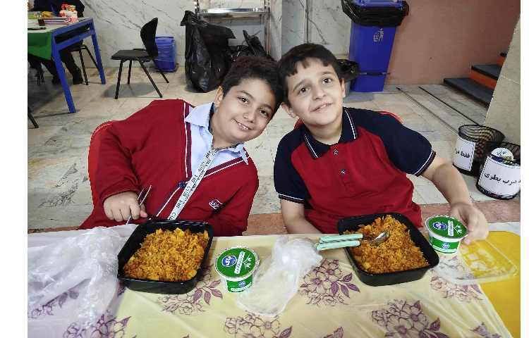 توزیع ناهار در سالن ناهار خوری 9