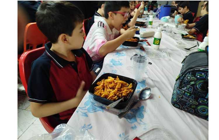 توزیع ناهار در سالن ناهار خوری 9