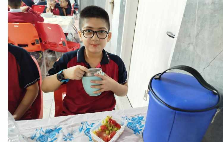 توزیع ناهار در سالن ناهار خوری 9