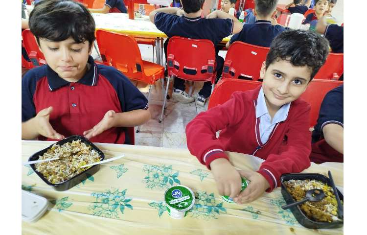 توزیع ناهار در سالن ناهار خوری 9