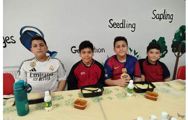 توزیع ناهار در سالن ناهار خوری 9