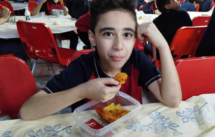 توزیع ناهار در سالن ناهار خوری 9