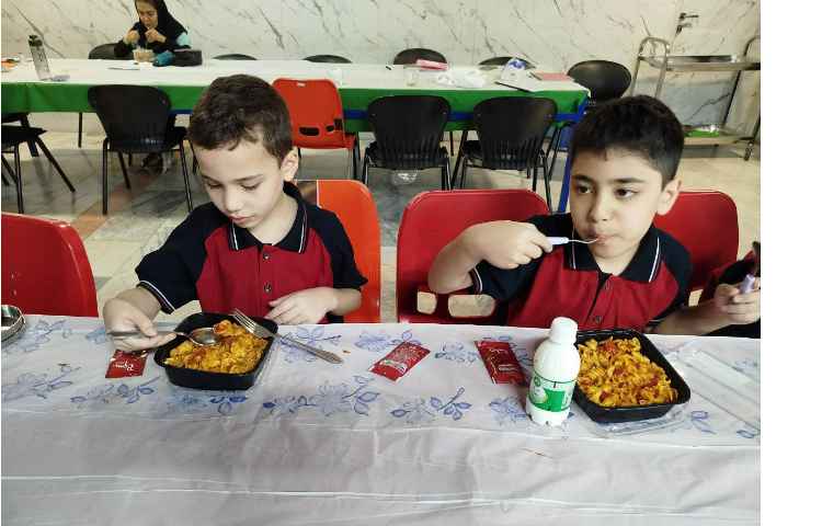 توزیع ناهار در سالن ناهار خوری 9