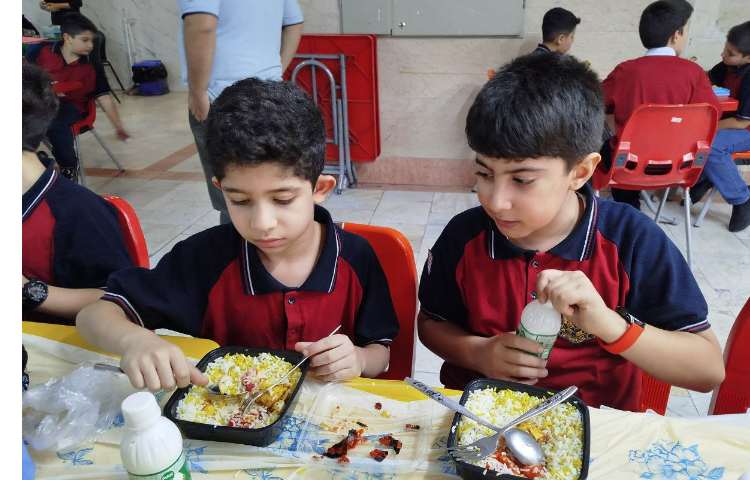 توزیع ناهار در سالن ناهار خوری 9