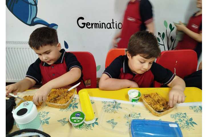 توزیع ناهار در سالن ناهار خوری 9