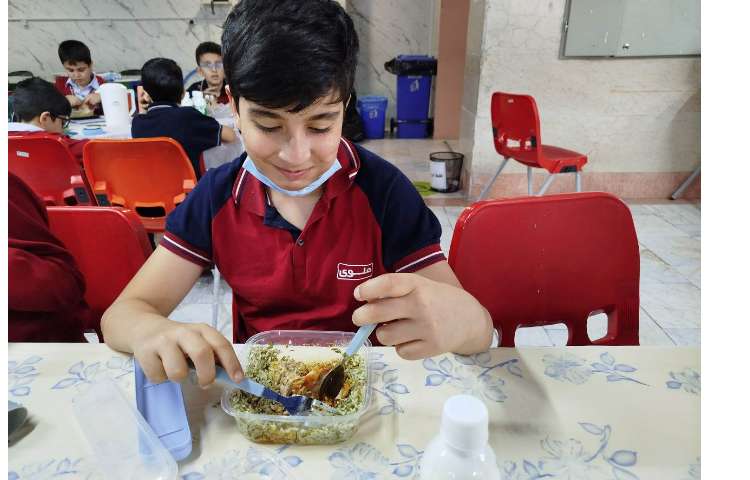 توزیع ناهار در سالن ناهار خوری 9