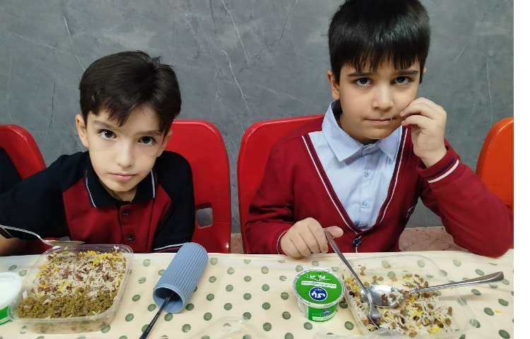 توزیع ناهار در سالن ناهار خوری 9