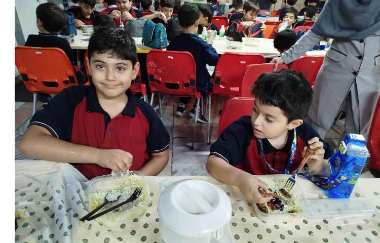 توزیع ناهار در سالن ناهار خوری 9