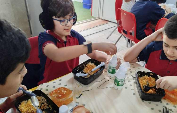 توزیع ناهار در سالن ناهار خوری 9