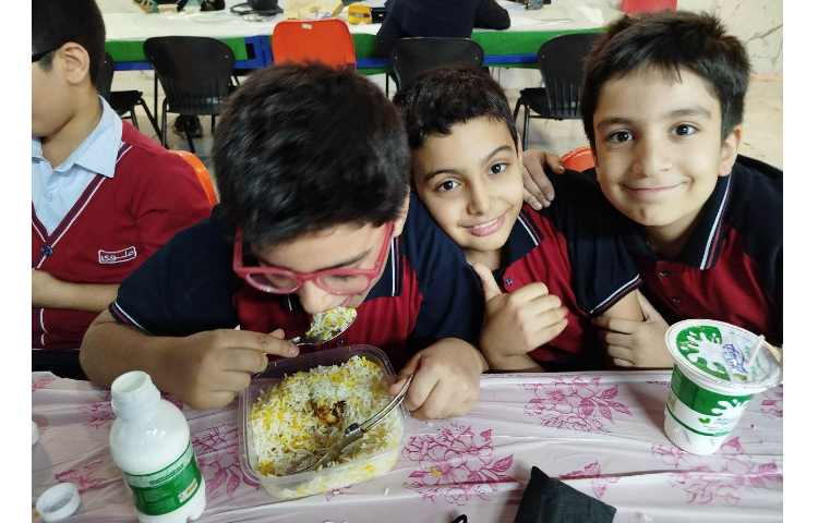 توزیع ناهار در سالن ناهار خوری 9