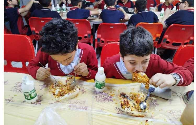 توزیع ناهار در سالن ناهار خوری 9