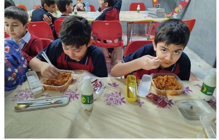 توزیع ناهار در سالن ناهار خوری 9