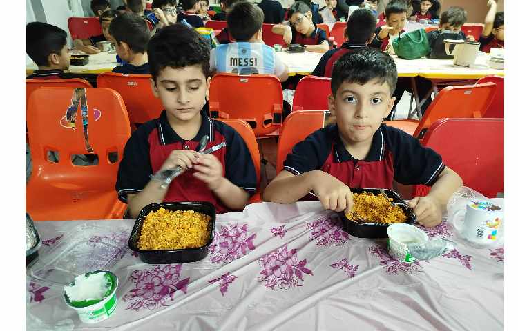 توزیع ناهار در سالن ناهار خوری