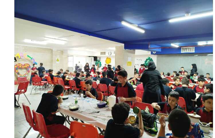 توزیع ناهار در سالن ناهار خوری