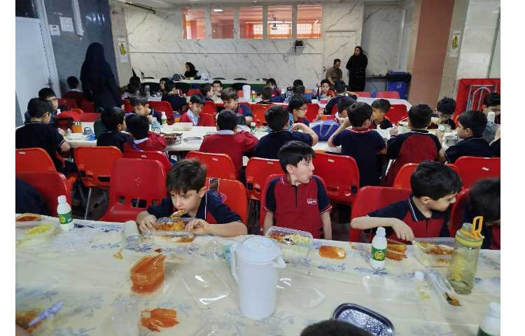 توزیع ناهار در سالن ناهار خوری