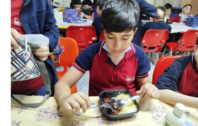 توزیع ناهار در سالن ناهار خوری