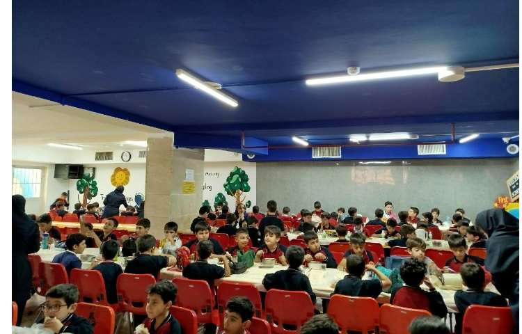 توزیع ناهار در سالن ناهار خوری