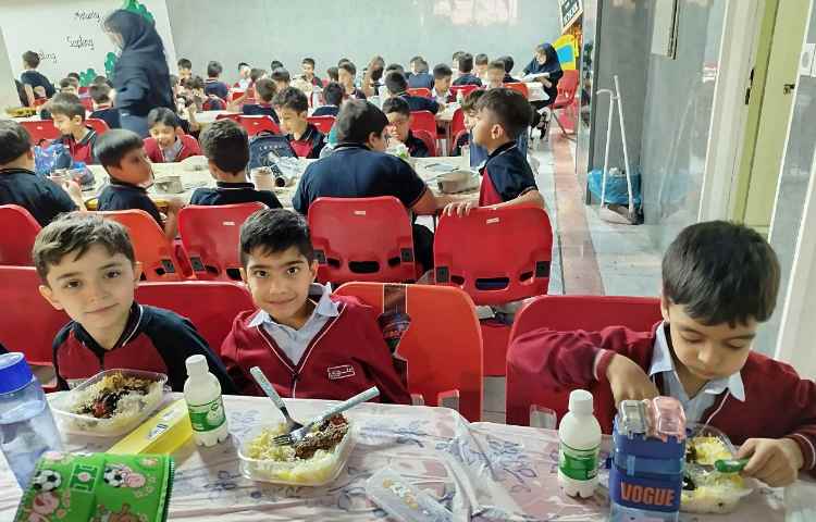 توزیع ناهار در سالن ناهار خوری