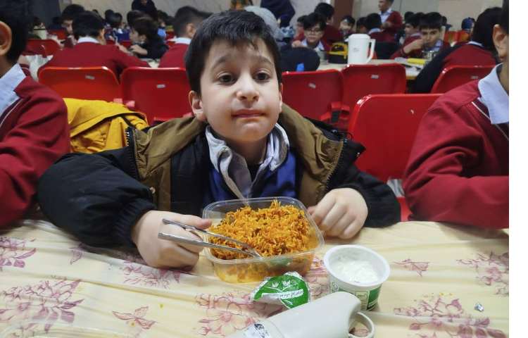 توزیع ناهار در سلف 0