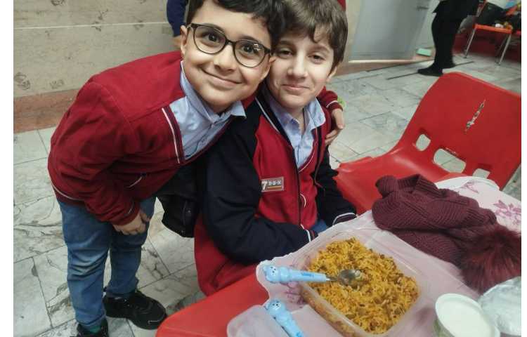 توزیع ناهار در سلف 1