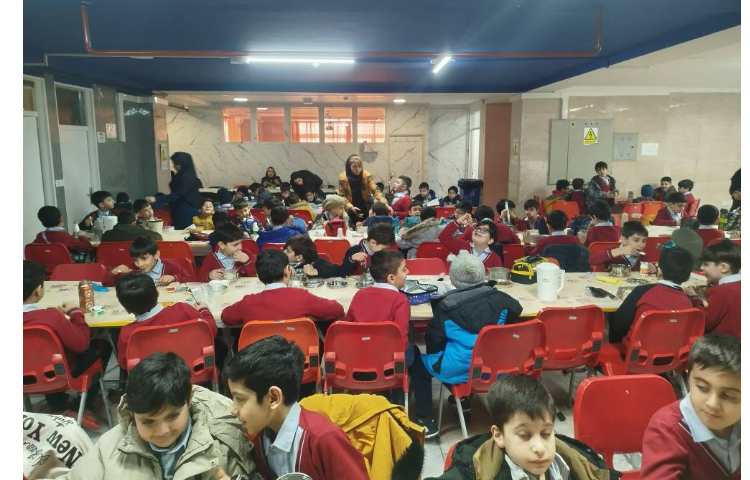 توزیع ناهار در سلف 11