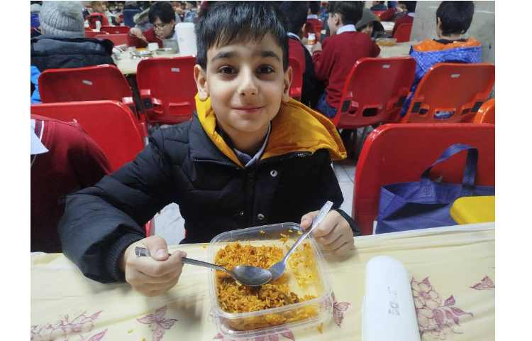 توزیع ناهار در سلف 12