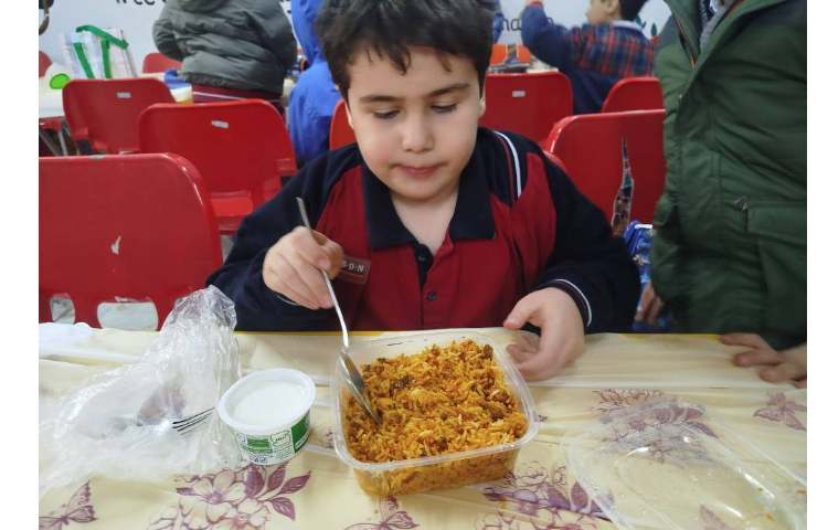 توزیع ناهار در سلف 2