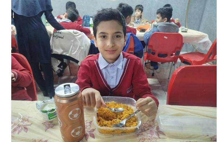 توزیع ناهار در سلف 6