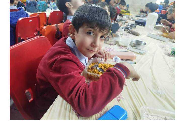 توزیع ناهار در سلف 7