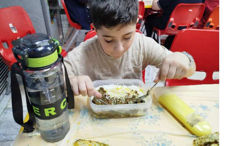 توزیع ناهار و شکر گزاری بعداز ناهار 1