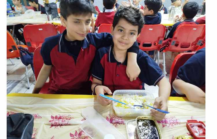 توزیع ناهار و شکر گزاری بعداز ناهار 11