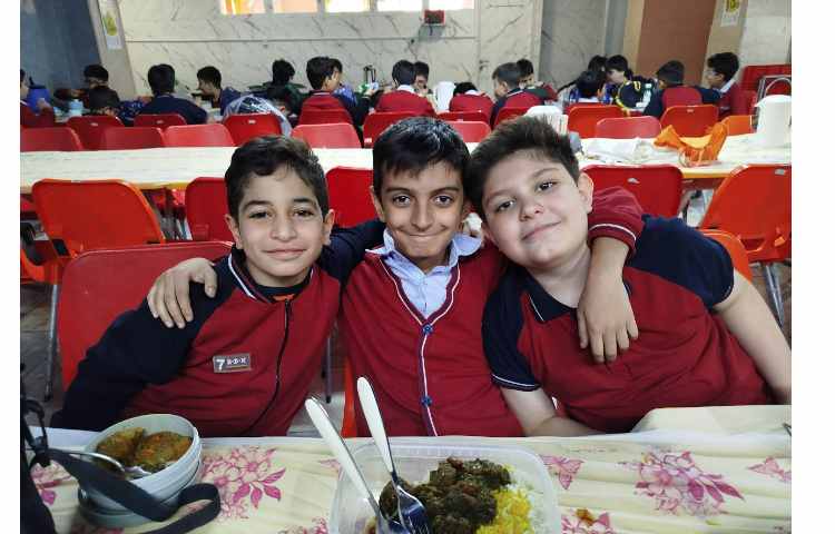 توزیع ناهار و شکر گزاری بعداز ناهار 4