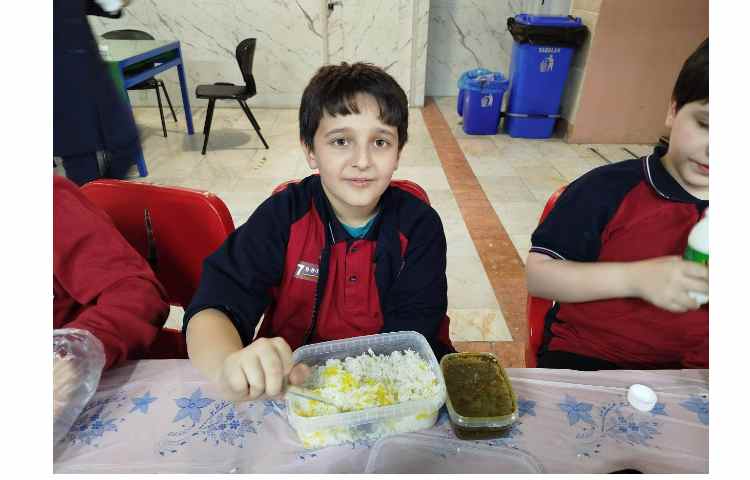 توزیع ناهار و شکر گزاری بعداز ناهار 7