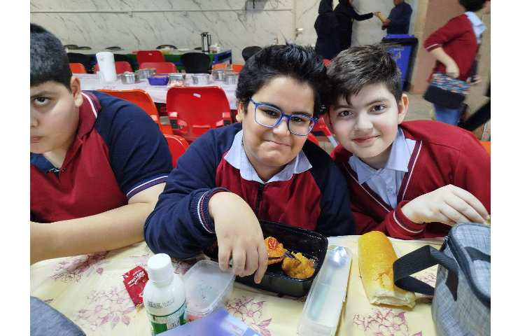 توزیع ناهار کلیه پایه ها 11