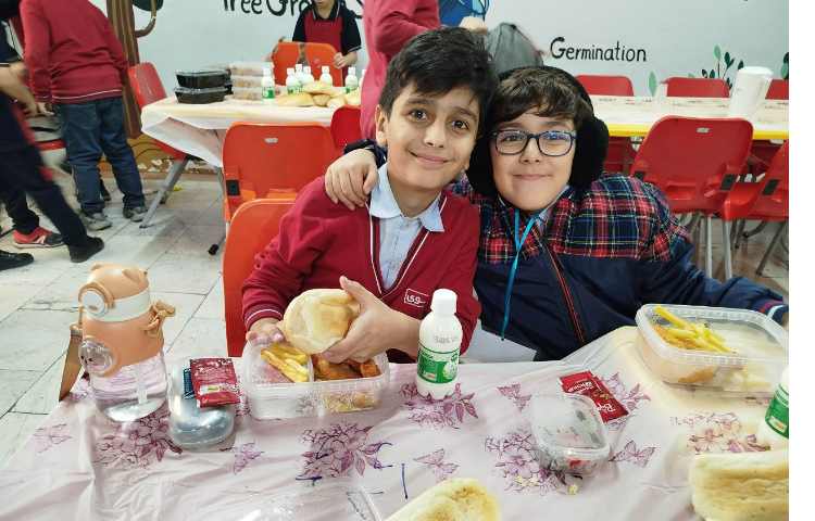 توزیع ناهار کلیه پایه ها 12