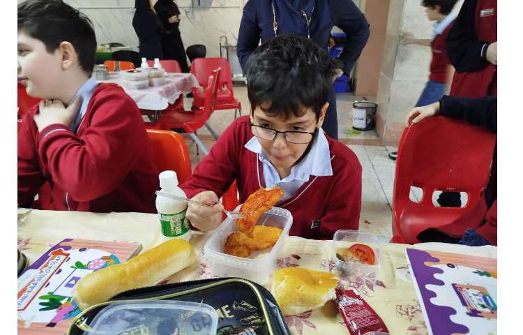 توزیع ناهار کلیه پایه ها 15