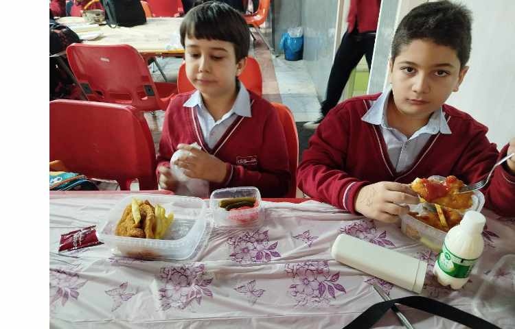 توزیع ناهار کلیه پایه ها 2