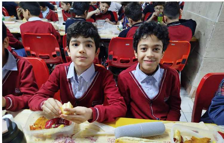 توزیع ناهار کلیه پایه ها 4