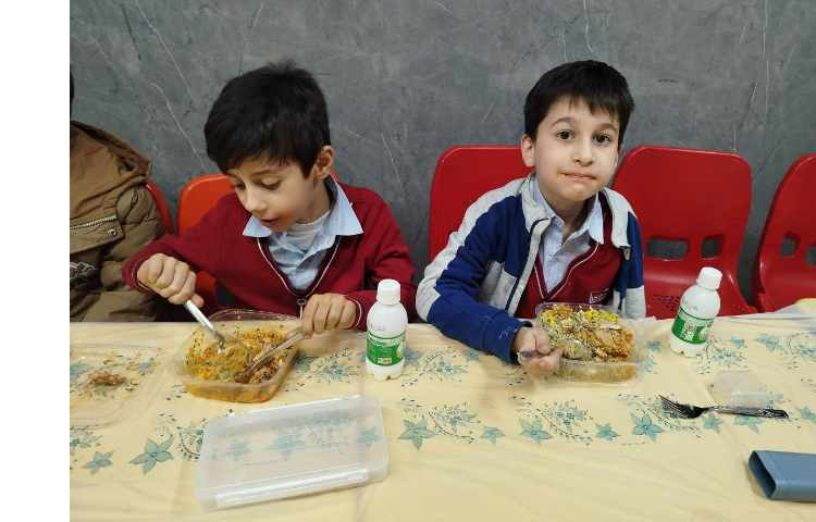 توزیع ناهار 4